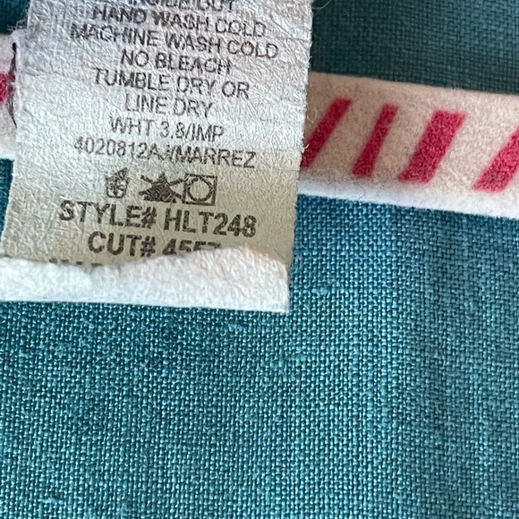 Size large, but more like a 2X please teal linen shirt - Picture 12 of 12